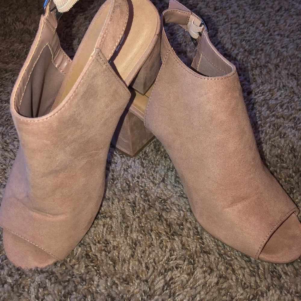 Beige heels with adjustable back